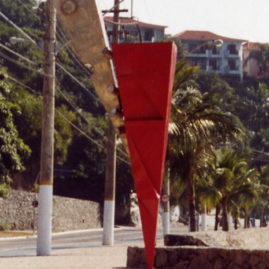 Caciporé Torres,  Vôo 2. Aço inox, chapa de ferro com pintura automotiva. 3m de altura. 